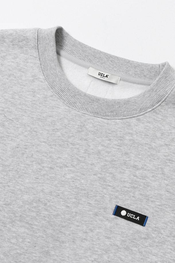 남녀공용 데일리 스몰로고 기모 스웻셔츠[M-GREY](UBCLT29_51)는 미니멀하고 베이직한 스타일의 스웻셔츠입니다. 부드러운 촉감의 면과 폴리에스테르 혼방 소재로 제작되어 가을, 겨울철 데일리룩으로 활용하기 좋습니다. 넉넉한 레귤러핏과 라운드넥 디자인으로 편안한 착용감을 선사하며, 소매와 밑단 시보리 마감으로 깔끔한 실루엣을 연출합니다. 멀란지 그레이 컬러에 로고 패턴이 더해져 캐주얼하면서도 클래식한 분위기를 줍니다. 캠퍼스룩, 커플룩으로도 활용 가능한 유니섹스 아이템입니다.
