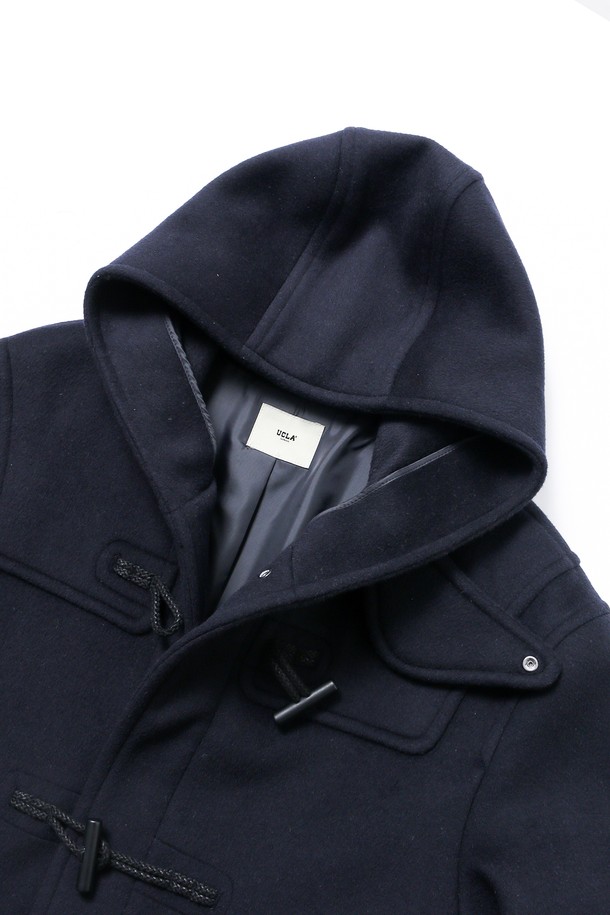 남녀공용 프레피 중힙 더플코트[네이비](UBAHC20_45)는 클래식, 캐주얼, 미니멀 스타일을 아우르는 겨울철 필수 아우터입니다. 두꺼운 두께감과 부드러운 촉감의 울, 폴리에스터, 나일론, 레이온, 면, 아크릴, 캐시미어 등 다양한 혼방 소재를 사용하여 보온성을 높였습니다. 릴랙스핏과 레귤러핏으로 편안하게 착용 가능하며, 후드, 플랩 포켓, 토글 여밈 방식, 긴 소매, 안감 처리로 실용성을 더했습니다. 일상 및 출근룩에 적합하며, 무지 디자인과 네이비 컬러로 어떤 스타일에도 쉽게 매치할 수 있습니다. 안감은 폴리에스터를 사용했습니다.
