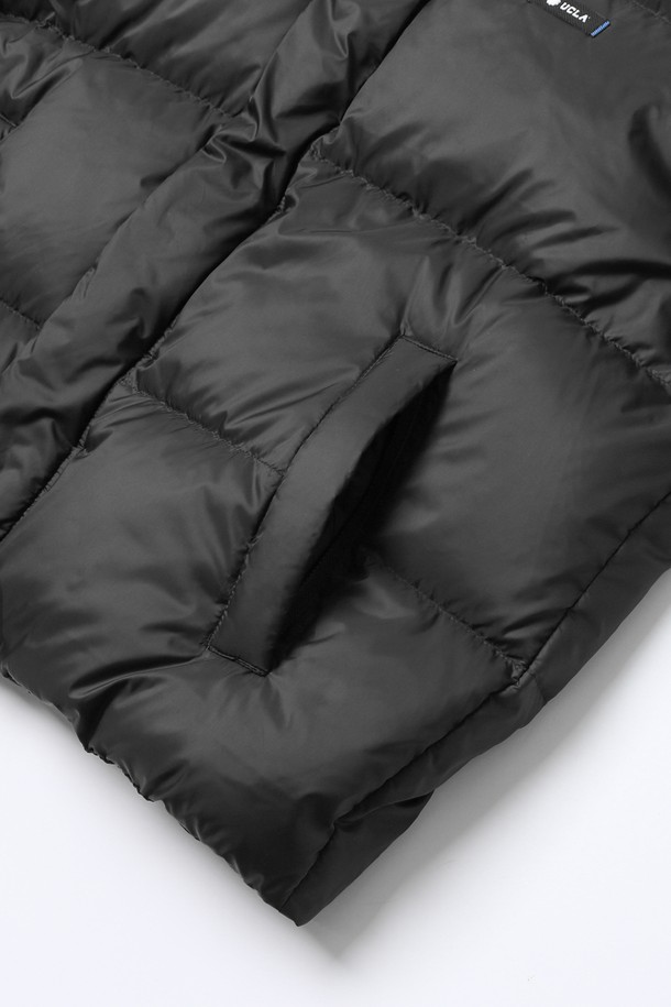 남녀공용 데일리 스몰로고 트리밍 다운 숏패딩[BLACK](UBADO21_39)은 겨울철 캐주얼 스타일을 위한 필수 아이템입니다. 오리털 충전재와 숏 기장으로 보온성을 높였으며, 가볍고 부드러운 촉감을 자랑합니다. 하이넥 디자인과 밑단 스트링, 실용적인 포켓 디테일이 돋보이며, 미니멀한 로고 패치로 포인트를 더했습니다. 블랙, LT-KHAKI 두 가지 색상으로 출시되어 데일리룩, 시티보이룩에 폭넓게 활용 가능합니다. 지퍼형 여밈 방식으로 간편하게 착용할 수 있습니다.
