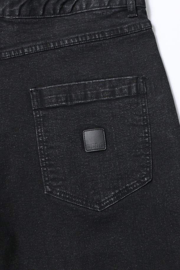 남녀공용 원턱 와이드 데님 팬츠[BLACK](UBADP90_39)는 캐주얼과 클래식 스타일을 모두 아우르는 데님 팬츠입니다. 봄, 여름, 가을, 겨울 사계절 모두 착용 가능하며, 유행을 타지 않는 블랙 컬러의 무지 디자인으로 폭넓게 활용할 수 있습니다. 넉넉한 와이드 핏과 부드러운 촉감, 약간의 신축성이 편안한 착용감을 선사합니다. 원턱 디테일과 클래식한 포켓 디자인이 돋보이며, 뒷면 레터 라벨로 포인트를 더했습니다. 비침 걱정 없이 데일리룩을 완성해보세요.
