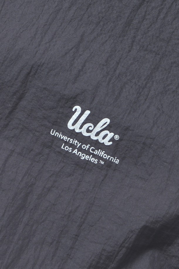 남녀공용 절개 배색 초경량 윈드레이커 재킷[DK-GREY](UB3UJ5A_36)은 다크그레이와 화이트 배색으로 스포티하고 캐주얼한 스타일을 연출합니다. 봄, 가을 시즌에 적합하며, 일상과 스포츠 활동 모두에 활용 가능한 윈드브레이커입니다. 가볍고 시원한 착용감을 제공하는 나일론 소재로 제작되었으며, 초경량 및 방풍 기능을 갖춰 활동성을 높였습니다. 레귤러핏에 집업 스타일로 편안하게 착용 가능하며, 절개 디테일이 돋보이는 디자인입니다. 산책, 러닝, 여행 등 다양한 TPO에 미니멀하게 코디할 수 있습니다.
