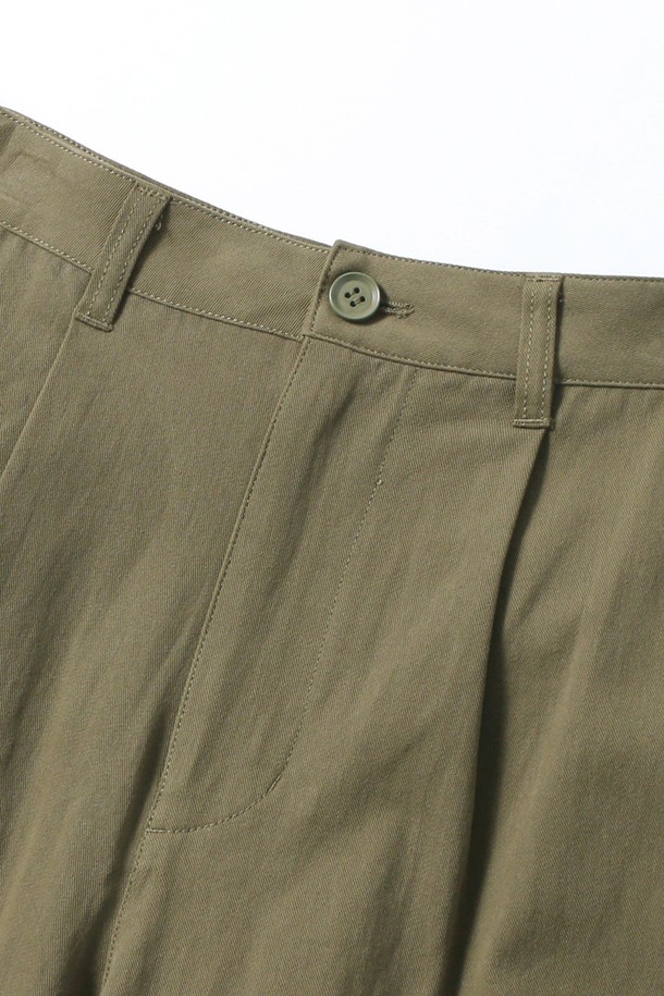 남녀공용 카고 포켓 버뮤다 팬츠[DK-BEIGE](UB4SP85_27)는 캐주얼한 무드의 베이지 컬러 버뮤다 팬츠입니다. 루즈핏으로 편안한 착용감을 선사하며, 봄, 여름 시즌에 적합합니다. 넉넉한 카고 포켓 디테일이 특징으로, 여행룩, 휴가룩, 캠핑룩 등 다양한 TPO에 활용 가능합니다. 미니멀, 워크웨어 스타일을 즐기는 분들께 추천하며, 데일리룩으로도 손색없는 아이템입니다.
