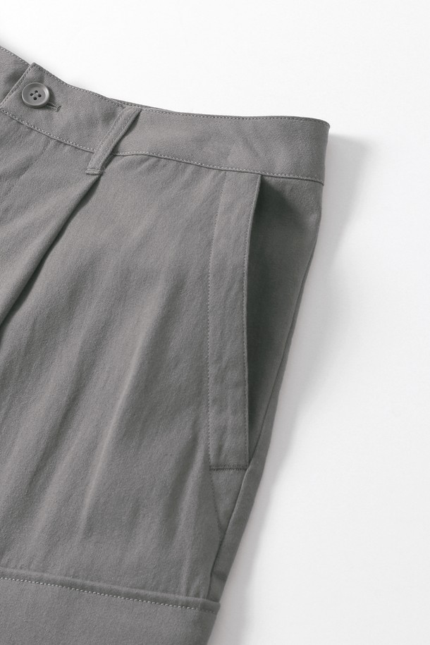 남녀공용 카고 포켓 버뮤다 팬츠[DK-KHAKI](UB4SP85_64)는 여름철 일상, 휴가, 여행 등 다양한 TPO에 활용하기 좋은 5부 기장의 캐주얼 팬츠입니다. 카키 컬러의 무지 디자인으로 미니멀하고 시티보이 스타일을 연출하기 용이하며, 레귤러 핏으로 편안한 착용감을 선사합니다. 넉넉한 수납을 돕는 카고 포켓 디테일이 특징이며, 밴딩 처리가 없는 디자인입니다.
