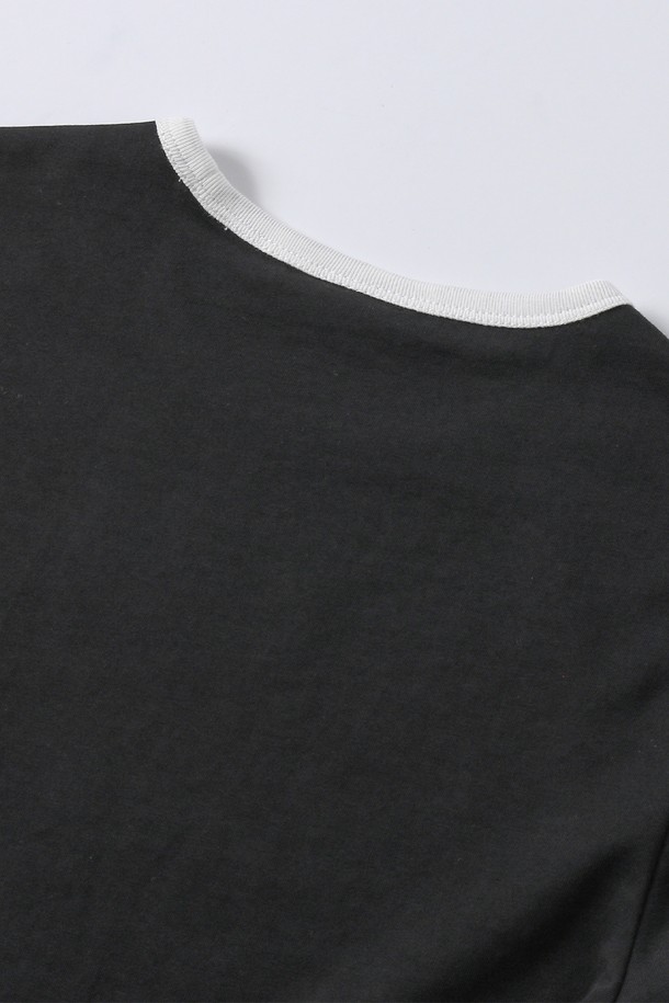 **여성 크레스트 칼 로고 크롭 슬림핏 티셔츠[BLACK]**는 베이직한 스타일의 여성 티셔츠입니다. 봄, 여름, 가을 계절에 어울리며, 일상에서 편안하게 착용할 수 있습니다. 부드러운 면 소재로 제작되어 촉감이 좋고, 얇은 두께감으로 시원하게 입을 수 있습니다. 크롭 기장과 슬림핏 디자인으로 여성스러운 실루엣을 연출하며, 넥라인과 소매 배색 포인트가 돋보입니다. 가슴 부분의 로고 디테일이 특징이며, 데이트룩, 카페룩 등 다양한 TPO에 활용하기 좋은 캐주얼, 미니멀 스타일의 티셔츠입니다.
