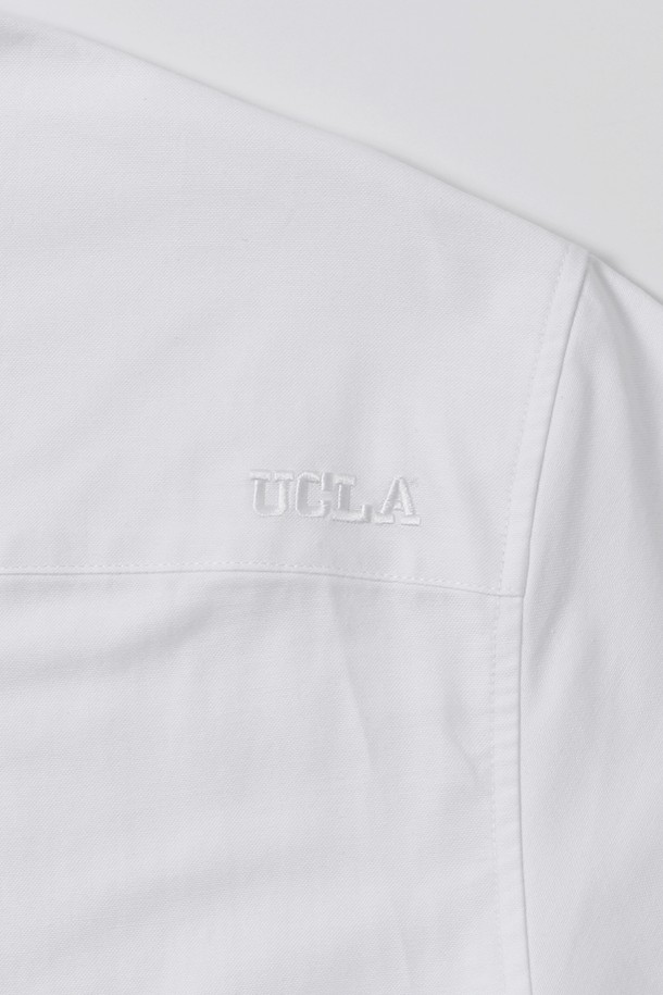 옥스포드 오버핏 반팔 셔츠[O-WHITE](UB4SS80_33)는 베이직하고 캐주얼한 스타일을 추구하는 남녀 모두에게 적합한 상의입니다. 면 소재의 얇은 두께감으로 봄, 여름 시즌에 시원하게 착용할 수 있으며, 레귤러 기장과 반소매 디자인으로 편안한 착용감을 제공합니다. 깔끔한 무지 디자인과 화이트 컬러는 어떤 스타일에도 쉽게 매치할 수 있으며, 출근룩과 비즈니스 캐주얼, 캐주얼, 미니멀, 클래식 스타일 연출에 활용하기 좋습니다. 옥스포드 원단 특유의 질감으로 고급스러움을 더한 오버핏 셔츠입니다.
