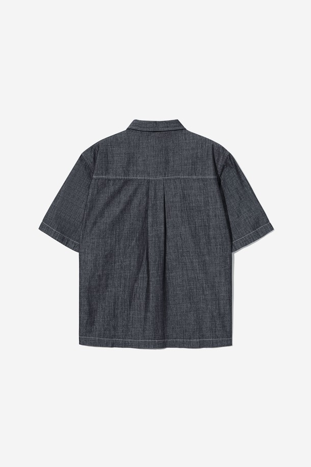 남녀공용 쿨프래쉬 세미 오버핏 경량 데님 반팔 셔츠[BLACK](UB5SS84_39)는 시원한 여름을 위한 필수템입니다. 가볍고 통기성이 뛰어난 데님 소재에 쿨프래쉬 기능까지 더해져 쾌적한 착용감을 선사합니다. 차이나 칼라 디자인과 무지 패턴으로 미니멀하고 캐주얼한 스타일을 연출하며, 여행룩과 휴가룩에 활용하기 좋습니다. 오버핏으로 편안함은 물론, 시티보이 스타일까지 완성할 수 있습니다. 블랙 컬러는 어떤 옷에도 잘 어울려 데일리 셔츠로 제격입니다.
