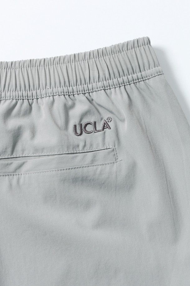 남녀공용 나일론 스판 4부 풀밴딩 팬츠[LT-GREY](UB3SP95_34)는 여름철 일상, 여행 및 휴가, 산책 시 편안하게 착용하기 좋은 4부 기장의 팬츠입니다. 라이트 그레이 컬러의 무지 디자인으로 캐주얼하고 미니멀한 스타일을 연출합니다. 나일론과 스판덱스 혼방 소재로 제작되어 활동성이 뛰어나며, 풀밴딩 처리로 편안한 착용감을 제공합니다. 레귤러핏으로 제작되어 편안한 착용감을 선사하며, 데일리룩으로 활용하기 좋습니다. 가볍고 시원한 착용감으로 여름철 스타일링에 실용성을 더해보세요.
