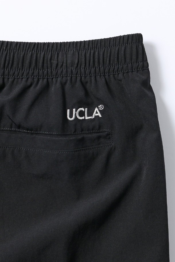 **남녀공용 나일론 스판 4부 풀밴딩 팬츠[BLACK](UB3SP95_39)**

일상, 휴가, 여행 등 다양한 TPO에 활용하기 좋은 남녀공용 4부 반바지입니다. 부드러운 촉감의 나일론 스판 소재로 제작되어 편안한 착용감을 선사합니다. 허리 전체가 밴딩 처리되어 활동성을 높였으며, 베이직하고 캐주얼한 스타일로 어떤 상의와도 쉽게 매치할 수 있습니다. 얇은 두께감으로 여름철 시원하게 착용 가능하며, 레귤러핏으로 편안한 핏을 제공합니다. 무지 디자인의 블랙 컬러로 미니멀한 스타일을 연출해보세요.
