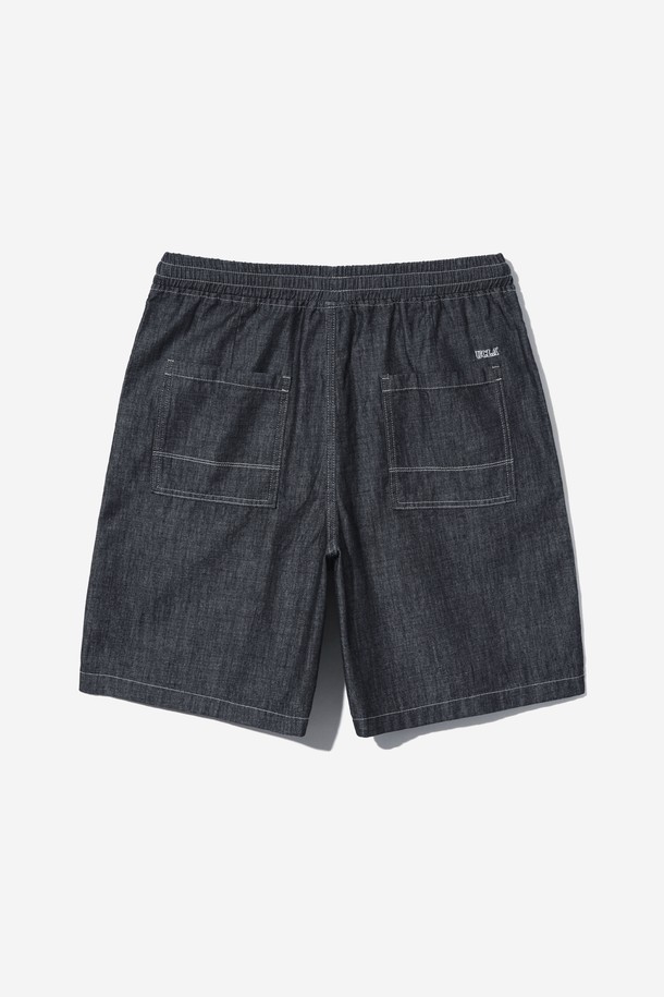 남녀공용 쿨프래쉬 풀밴딩 경량 데님 버뮤다 팬츠[BLACK] (UB5DH84_39)는 봄, 여름, 가을 시즌에 편안하게 착용할 수 있는 데일리 버뮤다 팬츠입니다. 부드러운 촉감의 레이온, 면, 폴리에스터 혼방 소재로 제작되어 가볍고 시원한 착용감을 제공합니다. 허리 전체가 밴딩 처리되어 활동성을 높였으며, 블랙 색상에 레귤러핏으로 캐주얼하고 베이직한 스타일을 연출합니다. 5부 기장으로 시원하며, 백 포켓 자수 디테일과 사이드 파이핑으로 포인트를 더했습니다. 동네 마실룩, 여행룩 등 다양한 TPO에 활용하기 좋은 아이템입니다.
