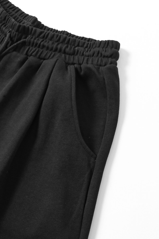 남녀공용 풀밴딩 버뮤다 팬츠입니다. 편안한 착용감을 선사하는 풀밴딩 디자인과 활동성을 높여주는 원턱 디테일이 특징입니다. 캐주얼하고 미니멀한 스타일로 여행룩, 휴가룩 등 다양한 TPO에 활용하기 좋습니다. 시원한 5부 기장과 블랙 컬러로 어떤 상의와도 쉽게 매치할 수 있으며, 봄, 여름 시즌에 적합합니다. 레귤러핏으로 제작되어 편안한 착용감을 제공합니다.
