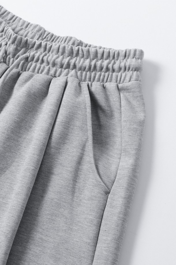 남녀공용 풀밴딩 버뮤다 팬츠입니다. 편안한 착용감을 선사하는 풀밴딩 디자인과 시원한 5부 기장으로 여름철 데일리룩에 제격입니다. 캐주얼한 무드의 그레이 컬러에 원턱 디테일을 더해 미니멀하고 시티보이 스타일을 연출하기 좋습니다. 휴가룩, 캠핑룩 등 다양한 TPO에 활용 가능하며, 루즈핏으로 편안함을 강조했습니다.
