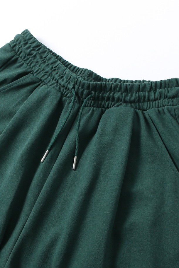 남녀공용 풀밴딩 원턱 버뮤다 팬츠[GREEN](UB5SP84_66)는 편안하고 스타일리시한 여름철 데일리룩을 완성해 줄 5부 기장의 바지입니다. 시원한 그린 컬러와 루즈핏 디자인으로 캐주얼, 미니멀, 시티보이 스타일을 연출하기 좋습니다. 허리 전체가 밴딩 처리되어 편안한 착용감을 제공하며, 원턱 디테일이 돋보이는 디자인입니다. 휴가룩이나 여행룩으로 활용하기에 적합하며, 무지 디자인으로 다양한 상의와 손쉽게 매치할 수 있습니다. 
