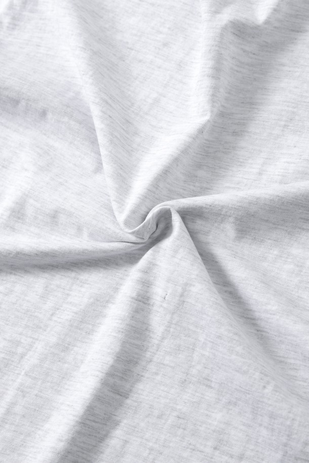 여성 베어 프린트 반팔 티셔츠(HB5ST52)는 시원한 여름을 위한 캐주얼 스타일의 반팔 티셔츠입니다. 부드러운 면 소재로 제작되어 얇고 편안한 착용감을 선사하며, 귀여운 베어 캐릭터 프린트가 돋보입니다. 레귤러 핏과 라운드넥 디자인에 크롭 기장으로, 다양한 하의와 매치하여 개성 있는 스타일을 연출할 수 있습니다.
