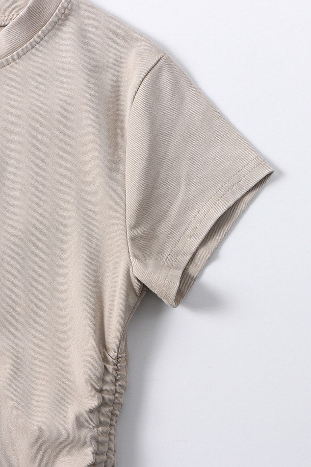 베이직한 무드의 여성 반팔 티셔츠입니다. 부드러운 면 소재에 얇은 두께감으로 봄, 여름 시즌 시원하게 착용 가능합니다. 좌우 셔링 디테일이 더해진 크롭 기장의 레귤러핏 라운드넥 디자인으로 캐주얼한 스타일을 연출해보세요.
