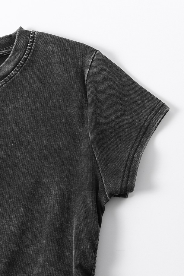 여성스러운 실루엣을 연출하는 블랙 컬러의 크롭 기장 반팔 티셔츠입니다. 부드러운 면 소재로 제작되어 얇고 가볍게 착용 가능하며, 캐주얼한 무드를 더합니다. 좌우 셔링 디테일이 특징이며, 라운드넥 디자인으로 봄, 여름 시즌 데일리룩에 활용하기 좋습니다.
