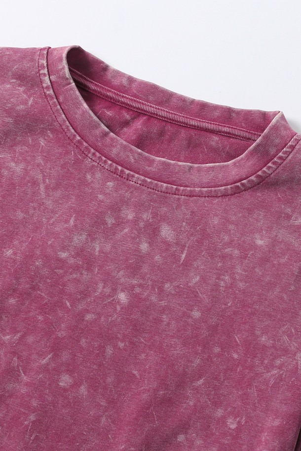 여성스러운 무드를 연출하는 좌우 셔링 디테일의 피그먼트 반팔 티셔츠입니다. 부드러운 촉감의 면, 폴리에스테르 혼방 소재로 제작되었으며, 크롭 기장과 세미 루즈핏으로 편안하게 착용 가능합니다. 베이지, 블랙, 와인 3가지 색상으로 출시되었으며, 봄, 여름, 가을 계절에 일상복으로 활용하기 좋습니다.
