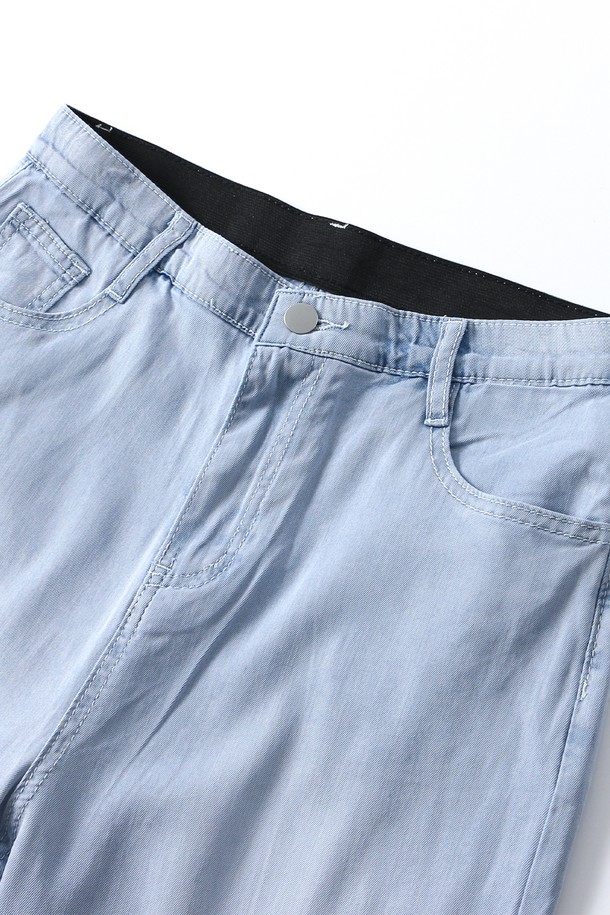 여성 라이트 세미 와이드핏 밴딩 팬츠(HB6LP54)는 봄, 여름 시즌에 적합한 세미 와이드 핏의 긴 바지입니다. 레이온, 폴리에스터, 폴리우레탄 혼방 소재로 제작되어 부드러운 촉감을 선사하며, 가볍게 착용할 수 있습니다. 캐주얼하고 도시적인 스타일을 연출할 수 있으며, 데님 패턴으로 디자인되었습니다. 허리 밴딩 처리로 편안함을 더했으며, 밝은 컬러의 경우 비침이 있을 수 있으니 이너 착용을 권장합니다. 일상 및 캐주얼 용도로 활용하기 좋은 아이템입니다.
