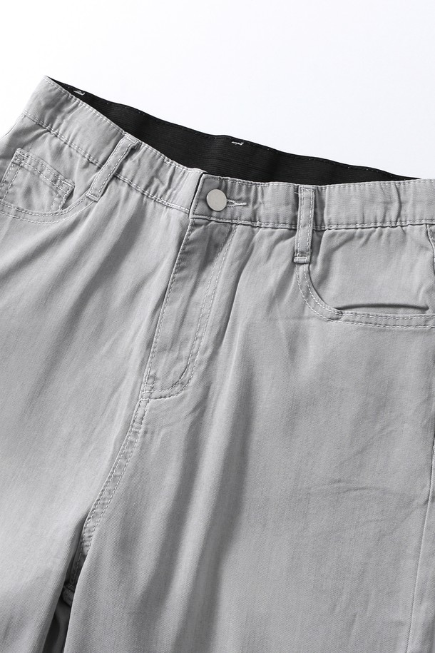 여성 라이트 세미 와이드핏 밴딩 팬츠(HB6LP54)는 편안함과 스타일을 모두 갖춘 데님 팬츠입니다. 라이트 그레이 컬러에 얇은 두께감으로 봄, 여름에 시원하게 착용하기 좋습니다. 무지 디자인에 세미 와이드핏으로 캐주얼하고 베이직한 스타일을 연출하며, 밴딩 처리로 편안한 착용감을 제공합니다. 일상생활은 물론, 가벼운 여행 시에도 활용하기 좋은 아이템입니다. 라이트 워싱 디테일이 더해져 한층 더 세련된 느낌을 줍니다.
