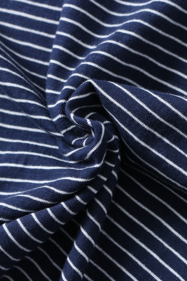 **여성 스트라이프 자수 7부 소매 티셔츠(HB6ST56)**는 캐주얼, 미니멀, 클래식 스타일을 선호하는 여성분들을 위한 상의입니다. 아이보리, 네이비 두 가지 색상으로 출시되었으며, 봄, 여름, 가을 계절에 활용하기 좋습니다. 얇은 두께의 면 소재로 제작되어 부드러운 촉감을 선사하며, 라운드넥과 루즈핏 디자인으로 편안한 착용감을 제공합니다. 마린룩, 캐주얼 무드를 연출할 수 있으며, 고양이 자수 디테일이 돋보입니다. 7부 소매 기장으로 활동성을 높였으며, 여행룩, 산책룩 등 다양한 TPO에 매치하기 좋습니다. 밝은 색상의 경우 비침이 있을 수 있으니 이너웨어를 착용하는 것을 권장합니다.
