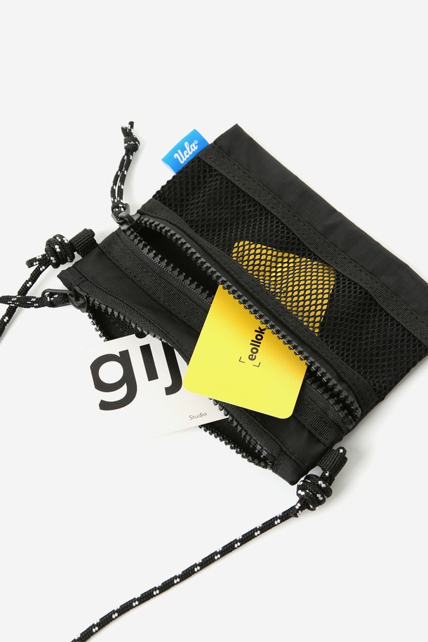 UCLA 사코슈백[BLACK](UBRAG65_39)은 남성용 가방으로, 여행룩, 산책룩, 출근룩에 모두 잘 어울리는 크로스백입니다. 블랙 색상의 무지 디자인에 나일론 소재를 사용하여 캐주얼, 미니멀, 시티보이 스타일을 연출하기 좋습니다. 가방은 사각 모양에 지퍼형 잠금 방식으로, 숄더 스트랩과 크로스백 기능을 갖춘 스몰 사이즈의 실용적인 아이템입니다. 데일리룩에 포인트 아이템으로 활용하거나 간단한 소지품을 휴대하기에 적합합니다.
