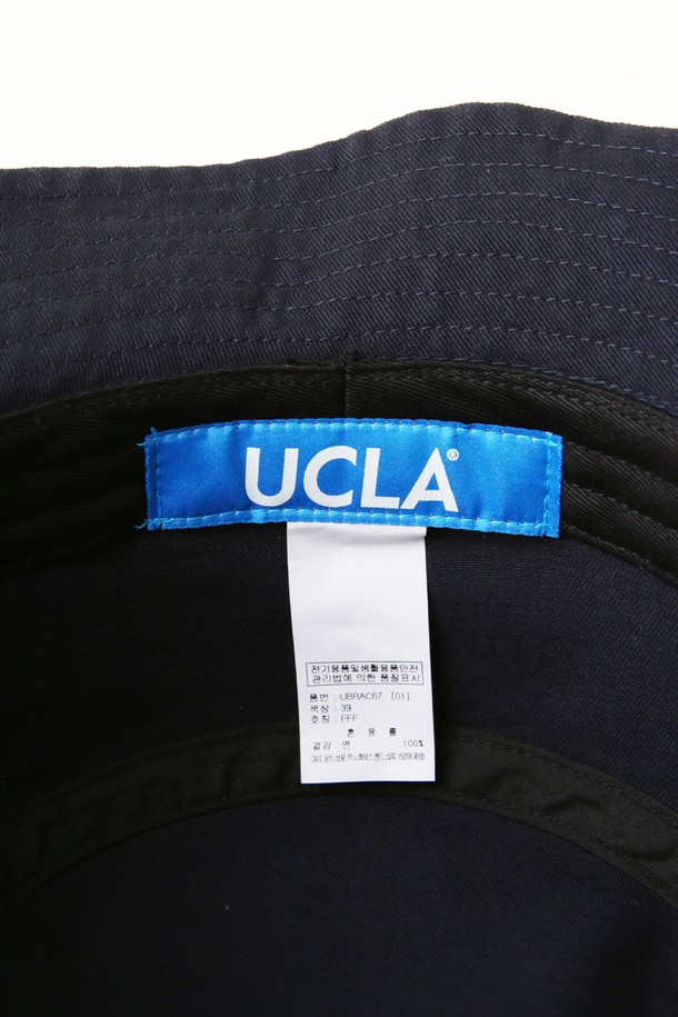 UCLA 자수 버킷햇[BLACK](UBRAC67_39)은 편안한 면 소재로 제작되어 부드러운 촉감을 자랑합니다. 일상, 산책, 여행 등 다양한 TPO에 맞춰 캐주얼, 미니멀, 스트리트 스타일을 연출할 수 있습니다. 모자 깊이는 일반적이며, 중간 너비의 챙과 블랙 컬러가 어떤 옷에도 잘 어울립니다. UCLA 로고 자수 디테일이 돋보이는 이 버킷햇은 봄, 여름, 가을 계절에 착용하기 좋습니다.

