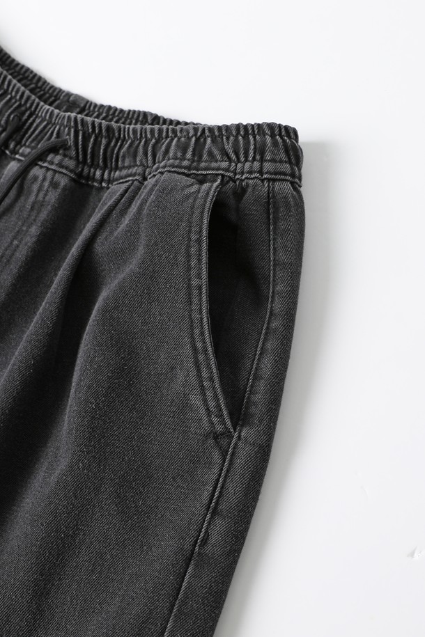 남성 원턱 풀밴딩 카고 팬츠(HB9LP06)는 캐주얼 스타일의 블랙 컬러 카고 팬츠입니다. 봄, 여름, 가을, 겨울 사계절 모두 착용 가능하며, 동네 마실룩에 적합합니다. 면과 폴리에스터 혼방 소재로 제작되어 적당한 두께감과 보통의 촉감을 제공하며 루즈핏으로 편안하게 착용할 수 있습니다. 허리 전체가 풀밴딩 처리되어 벨트 없이도 편안하며, 원턱 디테일과 입체적인 아웃포켓 디자인이 특징입니다. 과하지 않은 워싱으로 미니멀하고 클래식한 스타일을 연출할 수 있습니다.
