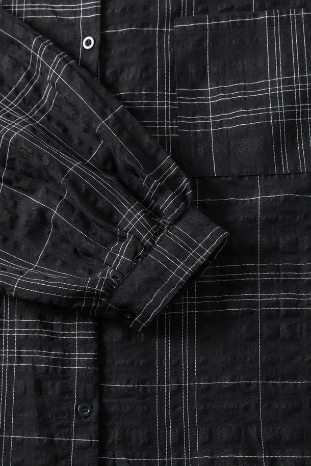 **여성 루즈핏 체크 긴팔 셔츠(HB6LS55)**는 베이직한 스타일의 여성 셔츠/블라우스로, 봄, 여름, 가을에 착용하기 좋습니다. 부드러운 면 소재로 제작되어 가볍고 편안하며, 루즈핏으로 활동성을 높였습니다. 블랙과 네이비 두 가지 색상으로 출시되었으며, 체크 패턴이 특징입니다. 일상뿐만 아니라 출근룩으로도 활용 가능한 클래식, 미니멀, 캐주얼 스타일의 긴팔 셔츠입니다. 비침이 거의 없고, 보통의 신축성을 가지고 있어 편안하게 착용할 수 있습니다.
