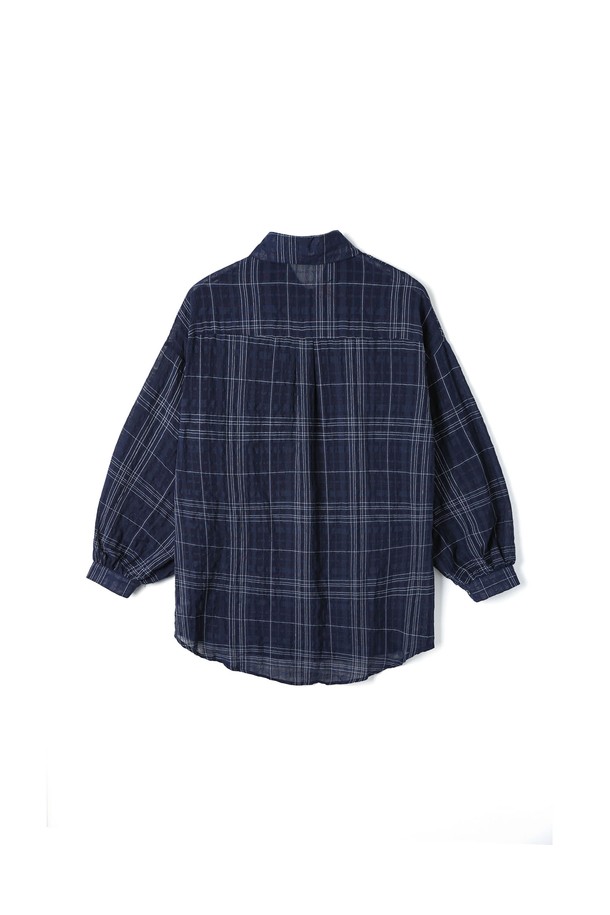 세련된 여성 루즈핏 체크 긴팔 셔츠(HB6LS55)입니다. 블랙과 네이비 두 가지 색상으로 만나볼 수 있으며, 면 소재로 제작되어 부드러운 촉감을 선사합니다. 차이나칼라 디자인과 캐주얼한 체크 패턴이 어우러져 베이직하면서도 세련된 스타일을 연출합니다. 봄, 여름, 가을, 계절에 구애받지 않고 데일리룩, 출근룩, 비즈니스 캐주얼 등 다양한 TPO에 활용 가능하며, 루즈핏으로 편안한 착용감을 제공합니다. 약간의 비침이 있을 수 있으며, 신축성은 없습니다.
