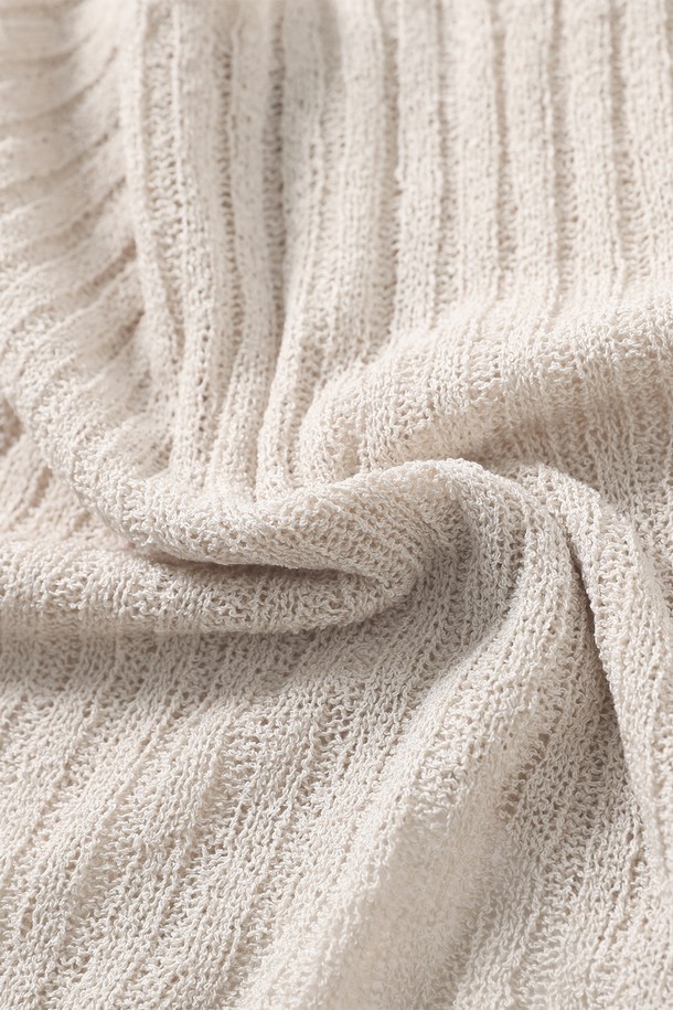 **여성 니트 앙상블 세트(HB8GDA1)**는 간절기 시즌에 적합한 여성 니트 앙상블 세트입니다. 아이보리, 베이지 컬러의 부드러운 니트 소재로 제작되어 포근한 착용감을 선사합니다. 크롭 기장의 브이넥 디자인에 골지 패턴과 긴 소매, 버튼 디테일이 더해져 미니멀하면서도 클래식한 스타일을 연출합니다. 얇은 두께감으로 봄, 가을에 가볍게 걸치기 좋으며, 크롭핏으로 트렌디함을 더했습니다. 일상에서 편안하게 착용하기 좋은 아이템입니다.
