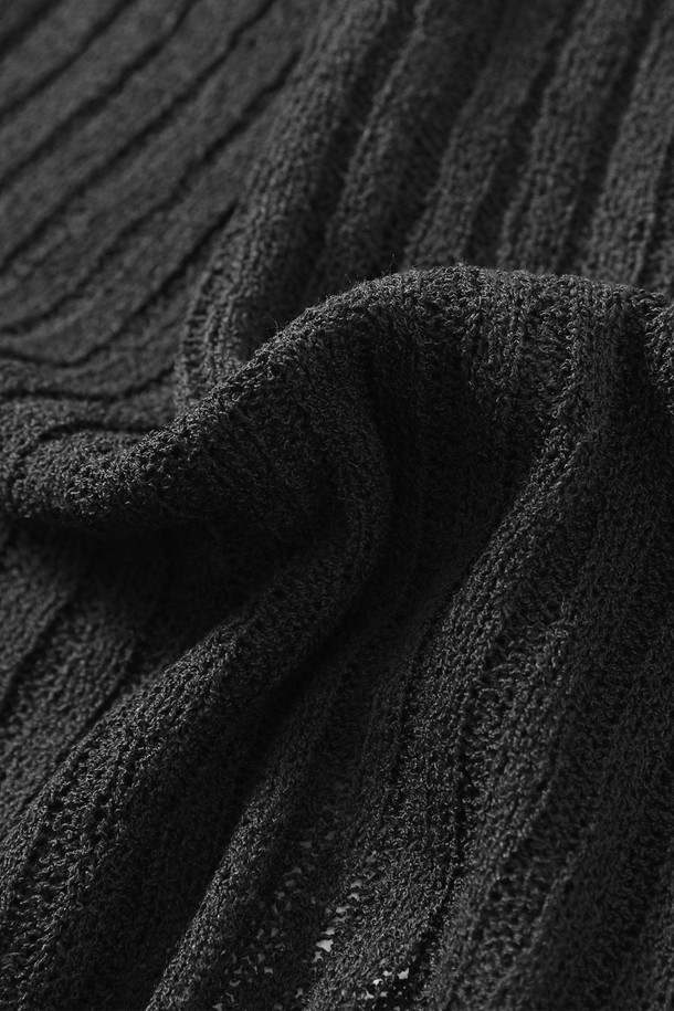 세련된 여성의 스타일을 완성하는 니트 앙상블 세트(HB8GDA1)입니다. 부드러운 촉감의 골지 니트 소재로 제작되어 봄, 가을 시즌에 적합하며, 크롭 기장의 브이넥 디자인이 시크한 매력을 더합니다. 긴 소매와 버튼 여밈 디테일이 돋보이며, 베이직한 디자인으로 데이트룩, 모임룩, 클래식, 미니멀, 캐주얼 등 다양한 스타일 연출에 활용할 수 있습니다. 블랙 컬러의 얇은 두께감으로 간절기에도 부담 없이 착용 가능합니다.
