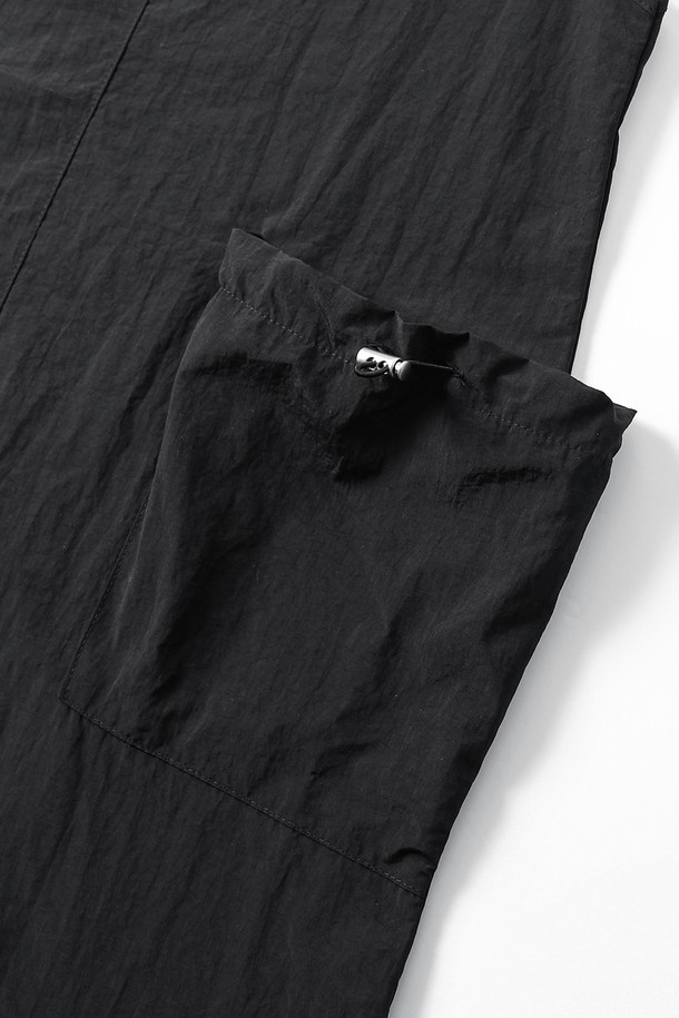 여성 슬리브리스 (슬리브리스는 민소매를 뜻합니다) 스트링 투포켓 원피스(HB8OP50)는 미니멀하고 베이직한 스타일의 원피스입니다. 차콜그레이와 블랙 두 가지 색상으로 제공되며, 부드러운 나일론 소재로 제작되어 편안한 착용감을 선사합니다. 얇은 두께감과 A라인의 스트레이트 핏으로 봄, 여름, 가을, 겨울 계절에 걸쳐 활용도가 높습니다. 라운드넥 디자인에 투포켓 및 스트링 디테일이 더해져 데이트룩, 카페룩 등 다양한 TPO에 잘 어울립니다.
