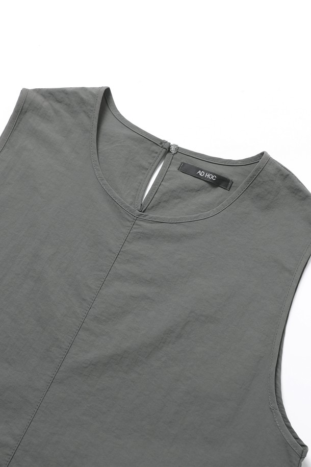 **여성 슬리브리스 스트링 투포켓 원피스(HB8OP50):**

미니멀하고 베이직한 스타일의 여성 슬리브리스 원피스입니다. 시원한 여름 소재로 제작되었으며, 얇은 두께감으로 편안한 착용감을 선사합니다. 라운드넥 디자인에 H라인 핏으로 깔끔한 실루엣을 연출하며, 양쪽에 투포켓이 있어 실용성을 더했습니다. 허리 부분의 스트링 디테일로 핏 조절이 가능하며, 카키와 그레이 두 가지 색상으로 출시되었습니다. 동네 마실룩이나 여행룩으로 활용하기 좋은 아이템입니다.
