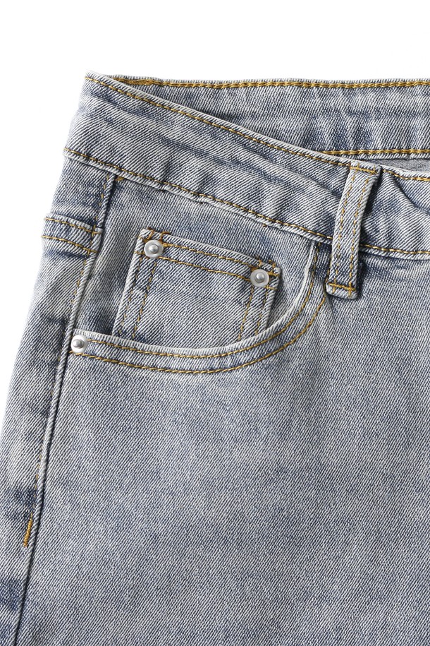 여성 부츠컷 워싱 데님 팬츠(HB7DP50)는 캐주얼하고 베이직한 스타일을 연출하기에 좋은 데님 팬츠입니다. 봄, 여름, 가을 계절에 착용하기 적합하며, 일상 및 데이트룩, 여행룩에 활용하기 좋습니다. 연청 컬러의 워싱 디테일이 돋보이며, 레귤러핏 부츠컷 디자인으로 다리가 길어 보이는 효과를 줍니다. 뻣뻣한 촉감의 데님 소재로 제작되어 튼튼하며, 유행을 타지 않는 미니멀한 스타일을 완성합니다.
