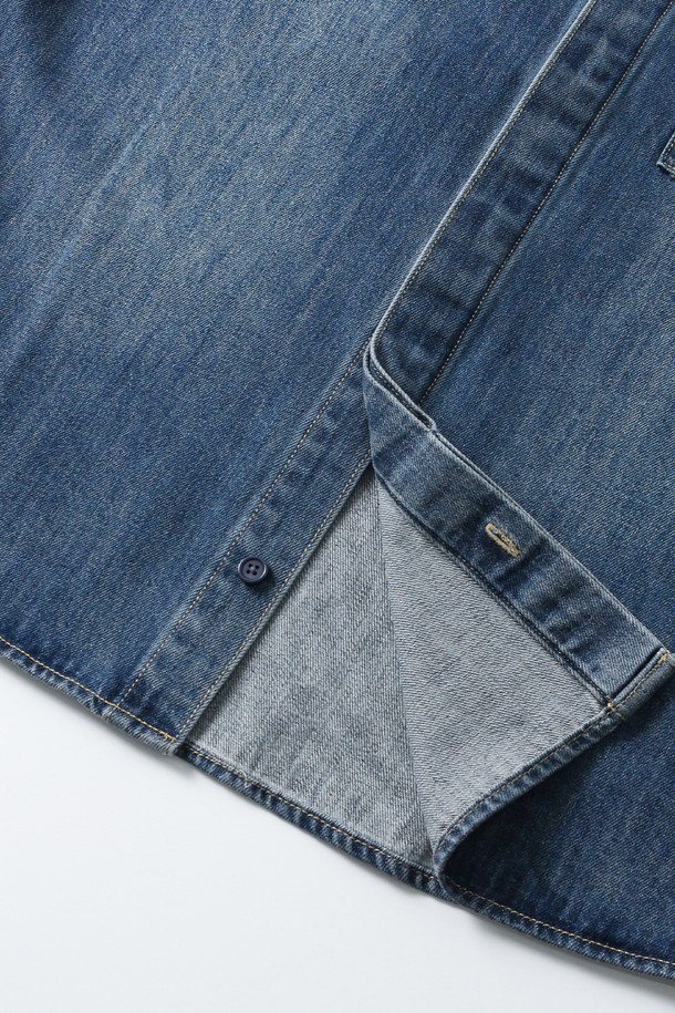 남성 원포켓 히든 버튼 데님 셔츠(HB7LS02)는 베이직하고 캐주얼한 스타일의 데님 셔츠입니다. 봄, 가을에 착용하기 적합하며, 레귤러 핏과 긴소매 기장으로 제작되었습니다. 차이나칼라 디자인에 히든 버튼 여밈 방식으로 깔끔함을 더했으며, 원포켓 디테일로 포인트를 주었습니다. 비즈니스 캐주얼 및 출근룩에 적합하며, 캐주얼, 클래식, 미니멀 스타일을 연출하기 좋습니다. 중간 두께감의 데님 소재로 제작되어 편안한 착용감을 선사합니다.
