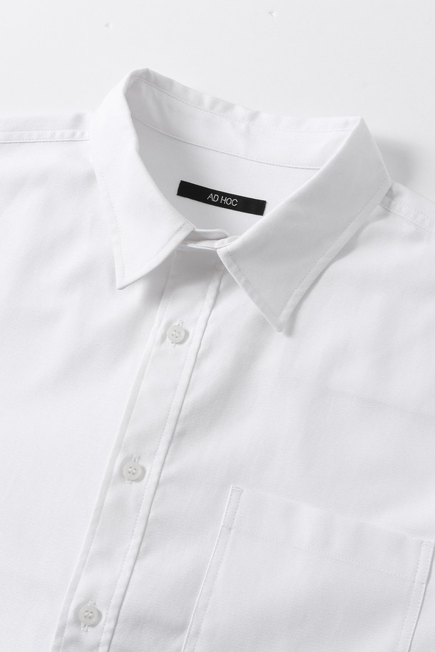 남성 베이직 원포켓 옥스포드 셔츠(HB8LS40)는 부드러운 면 소재로 제작되어 봄, 여름, 가을 3계절에 걸쳐 활용하기 좋은 긴소매 셔츠입니다. 레귤러핏으로 제작되어 편안한 착용감을 제공하며, 차이나칼라 디자인과 무지 패턴이 미니멀하고 클래식한 스타일을 연출합니다. 얇은 두께감으로 가볍게 착용 가능하며, 원포켓 디테일이 실용성을 더합니다. 출근룩과 비즈니스 캐주얼에 적합하며, 다양한 하의와 매치하여 세련된 스타일을 완성할 수 있습니다.
