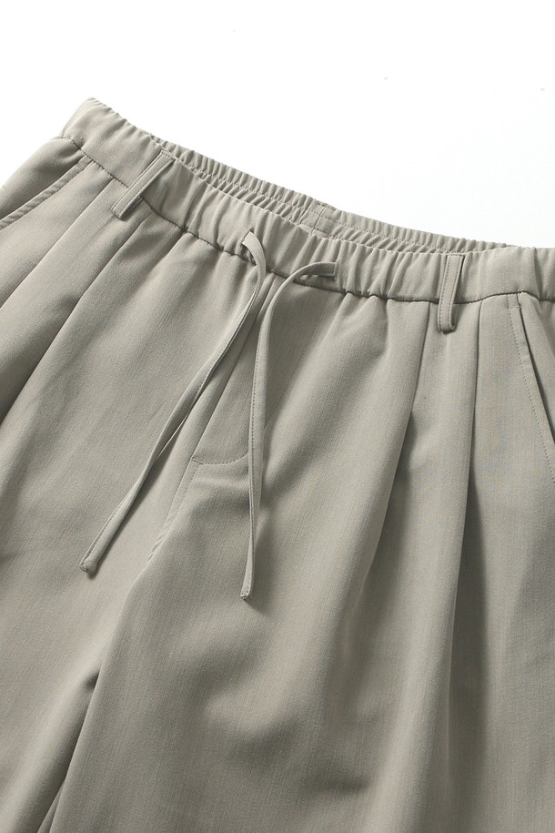 남성 투턱 와이드 밴딩 팬츠(HB8LP05)는 편안함과 스타일을 동시에 잡은 베이직 스타일의 반바지입니다. 그레이 컬러의 무지 디자인으로 어떤 상의에도 잘 어울리며, 미니멀, 캐주얼, 클래식 스타일을 모두 소화할 수 있습니다. 넉넉한 루즈핏 와이드 라인으로 활동성을 높였으며, 밴딩 처리로 편안한 착용감을 제공합니다. 봄, 여름 시즌에 맞춰 시원하게 입을 수 있는 남성용 와이드 팬츠입니다.
