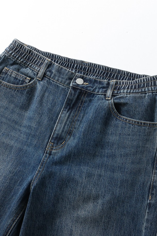 남성 배기핏 데님 팬츠(HB7DP02)는 캐주얼하고 미니멀한 스타일을 연출하기 좋은 아이템입니다. 봄, 가을 시즌에 적합하며, 톤 다운된 블루 컬러와 넉넉한 루즈핏으로 편안한 착용감을 선사합니다. 두꺼운 두께감의 데님 소재로 제작되어 뻣뻣한 촉감이 특징이며, 워싱 가공으로 빈티지한 멋을 더했습니다. 무지 디자인으로 다양한 상의와 손쉽게 매치하여 데일리룩을 완성할 수 있습니다.
