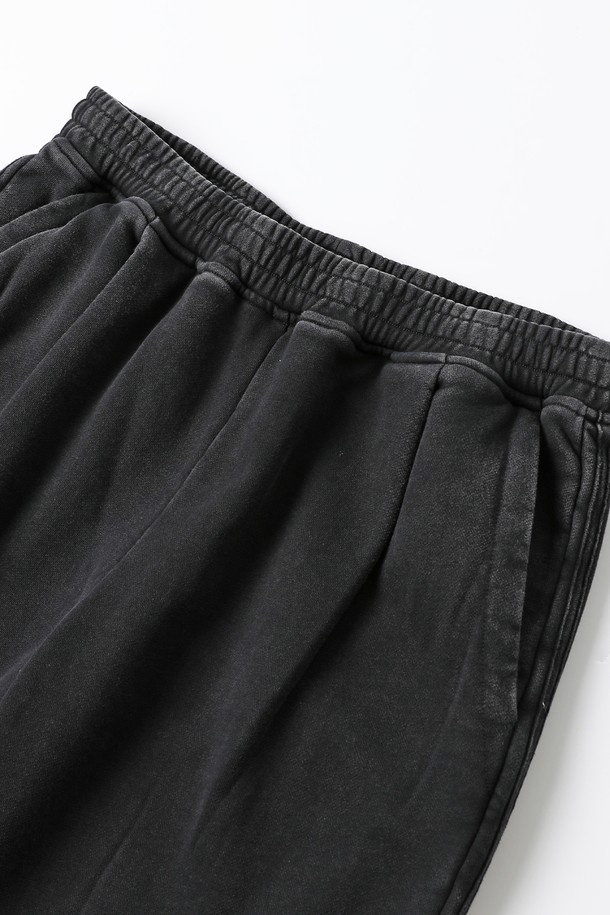 남성 풀밴딩 쭈리 팬츠(HB8LPA1)는 편안한 착용감을 선사하는 루즈핏 긴바지입니다. 부드러운 면 소재에 두꺼운 두께감으로 봄, 가을, 겨울 모두 활용 가능하며, 일상복으로 적합합니다. 밴딩 처리로 활동성을 높였으며, 쭈리 원단 특유의 포근한 촉감이 특징입니다. 차콜 색상의 무지 디자인으로 캐주얼하고 미니멀한 스타일을 연출하여 집콕룩, 산책룩 등 편안한 TPO에 잘 어울립니다.
