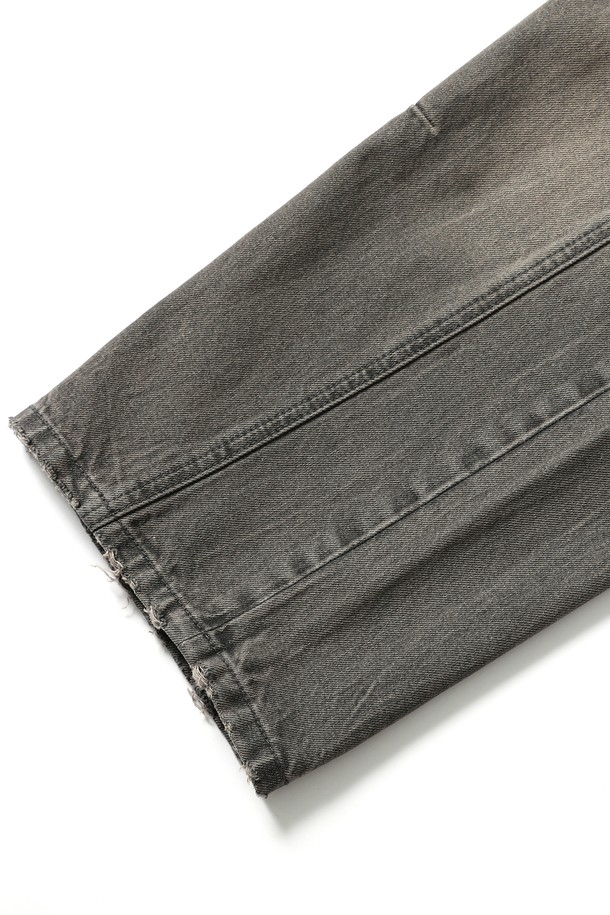 남성 옆선 디테일 포인트 데님 팬츠(HB9DP06)는 캐주얼 및 미니멀 스타일을 모두 소화할 수 있는 남성용 데님 팬츠입니다. 그레이 컬러의 무지 디자인으로, 봄, 가을에 착용하기 적합합니다. 뻣뻣한 촉감의 데님 소재로 제작되었으며, 와이드 핏과 루즈핏으로 편안한 착용감을 제공합니다. 옆선 디테일이 포인트로 들어가, 밋밋함을 덜고 스타일리시함을 더했습니다. 긴 기장으로 다양한 스타일 연출이 가능하며, 밴딩은 없습니다.
