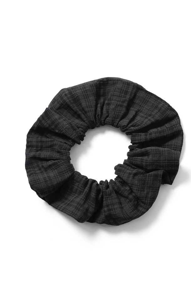 여성 슬리브리스 체크 원피스(HB8OP51)는 여름 시즌, 데일리룩과 휴가룩에 모두 활용하기 좋은 슬리브리스 원피스입니다. 부드러운 면과 폴리에스테르 혼방 소재로 제작되어 가볍고 편안한 착용감을 선사하며, 중간 두께감으로 비침 걱정 없이 입을 수 있습니다. 베이직하면서도 캐주얼한 체크 패턴과 V넥 디자인, 티어드 치마는 여성스러운 분위기를 연출하며, 루즈핏으로 편안하게 활동할 수 있습니다. 이너웨어 착용을 권장하며, 미니멀, 캐주얼, 리조트 스타일을 즐기는 분들께 추천합니다.
