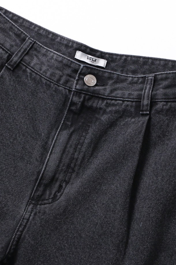 남녀공용 데일리 스몰로고 데님 원턱 와이드핏 팬츠[DK-GREY](UB8DP01_36)는 캐주얼과 미니멀 스타일을 모두 아우르는 데님 팬츠입니다. 다크그레이 컬러의 이 바지는 사계절 내내 활용 가능하며, 일상에서 편안하게 착용할 수 있습니다. 스몰 로고 디테일이 돋보이며, 와이드핏 디자인으로 트렌디한 스타일을 연출합니다. 원턱 디테일이 편안한 착용감을 제공하며, 데님 소재로 제작되어 튼튼합니다.
