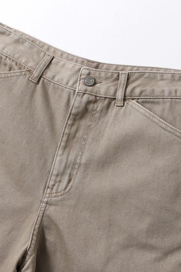 남녀공용 프레피 와이드 헤머루프 데님 팬츠[BEIGE](UB8DP02_25)는 편안함과 스타일을 동시에 잡은 데님 팬츠입니다. 베이지 컬러의 무지 디자인으로 어떤 상의에도 잘 어울리며, 봄, 가을에 착용하기 좋습니다. 와이드 핏으로 활동성을 높였으며, 헤머루프 디테일이 특징입니다. 프레피, 미니멀, 클래식 스타일을 연출하기에 적합하며, 데님 소재 특유의 견고함과 자연스러운 멋을 느낄 수 있습니다. 일상생활에서 편안하게 착용할 수 있는 아이템입니다.
