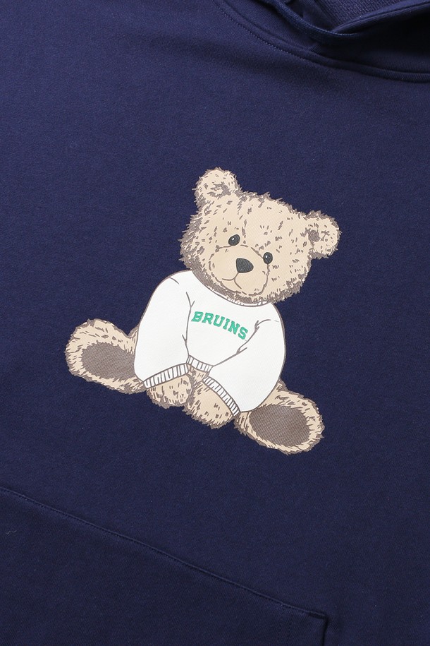 네이비 컬러의 남녀공용 프레피 릴 베어 후디입니다. 캐주얼하면서도 프레피한 스타일을 연출하기 좋으며, 가을과 겨울에 따뜻하게 입을 수 있습니다. 릴랙스 핏으로 편안한 착용감을 선사하며, 크롭 기장으로 트렌디함을 더했습니다. 후드 디자인과 곰 캐릭터 프린트가 귀여운 포인트를 더하는 긴소매 후드티셔츠입니다. 데일리룩으로 활용하기 좋은 아이템입니다.
