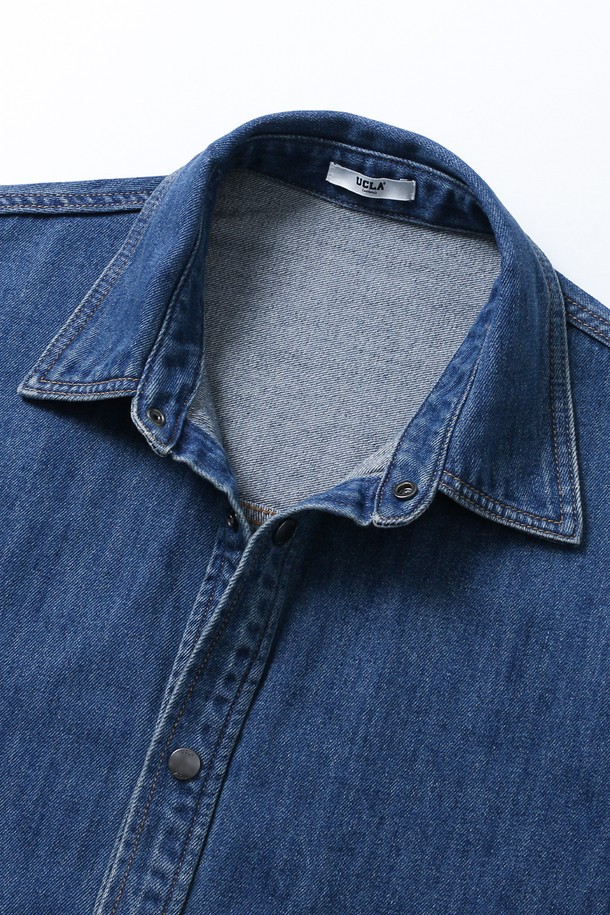 남녀공용 레트로 프레피 데님 셔츠[MD-INDIGO](UB8LS21_05)는 빈티지한 감성을 담은 인디고 컬러의 데님 셔츠입니다. 봄, 가을 시즌에 적합하며, 레트로와 프레피 스타일을 동시에 연출할 수 있습니다. 뻣뻣한 촉감의 두꺼운 데님 소재로 제작되었으며, 오버핏으로 편안한 착용감을 선사합니다. 카라 디자인에 긴소매, 무지 패턴으로 깔끔함을 더했으며, 버튼 여밈 방식으로 클래식한 매력을 더했습니다. 일상복으로 활용하기 좋은 디자인입니다.
