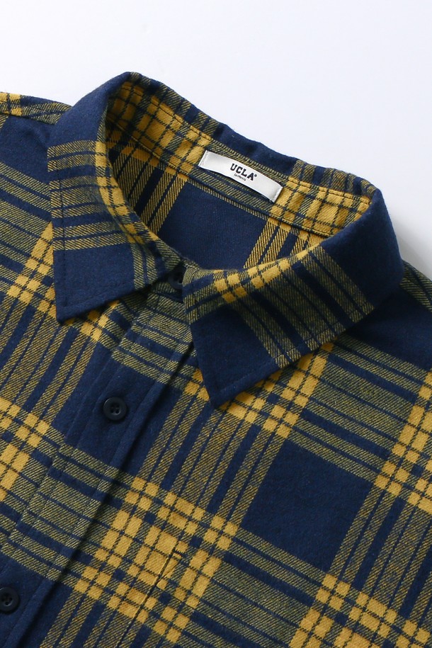 남녀공용 스트릿 심볼라벨 체크셔츠[MUSTARD](UB9LS21_79)는 가을, 겨울 시즌에 어울리는 레귤러핏 셔츠입니다. 머스타드와 블랙 두 가지 색상으로 출시되었으며, 캐주얼과 스트릿 스타일을 모두 소화할 수 있습니다. 두꺼운 두께감의 면 소재로 제작되어 따뜻하고 편안한 착용감을 제공하며, 체크 패턴과 긴 소매가 특징입니다. 카라넥 디자인에 심볼라벨 디테일이 더해져 개성 있는 스타일을 연출합니다. 일상생활에서 폭넓게 활용하기 좋은 아이템입니다.
