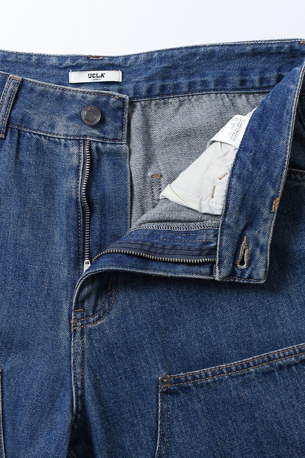 **남녀공용 레트로 프레피 더블니 데님 팬츠[MD-INDIGO](UB8DP21_05)는 빈티지한 감성을 자극하는 데님 반바지입니다.** 인디고 컬러의 데님 소재로 제작되었으며, 레트로와 프레피 스타일을 동시에 연출할 수 있습니다. 허벅지 부분에 덧대어진 더블니 디테일이 특징이며, 레귤러핏으로 편안한 착용감을 선사합니다. 봄, 가을 시즌에 활용하기 좋으며, 무지 패턴으로 다양한 상의와 손쉽게 매치할 수 있습니다. 뻣뻣한 촉감의 데님 소재가 클래식한 무드를 더합니다.
