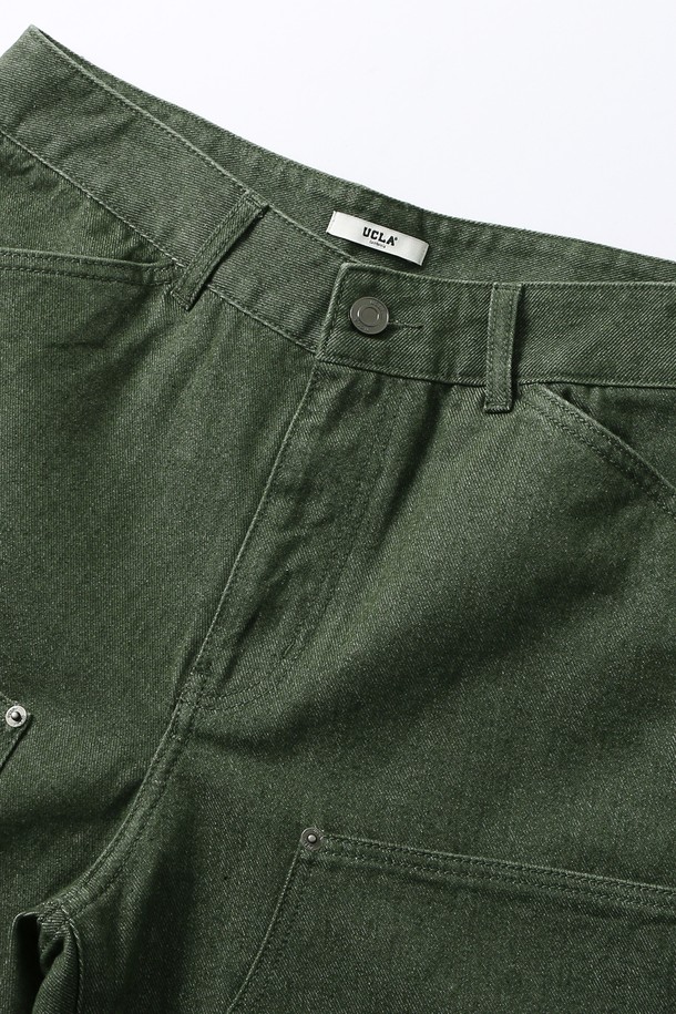 남녀공용 레트로 프레피 더블니 데님 팬츠[KHAKI](UB8DP21_65)는 봄, 가을에 어울리는 데이트룩 연출을 위한 필수 아이템입니다. 100% 데님 소재, 두꺼운 두께감과 뻣뻣한 촉감으로 탄탄한 착용감을 선사하며, 루즈핏 와이드 실루엣으로 편안한 활동성을 보장합니다. 카키 컬러의 무지 디자인에 더블니 디테일이 더해져 레트로, 프레피, 캐주얼 스타일을 모두 소화할 수 있습니다. 
