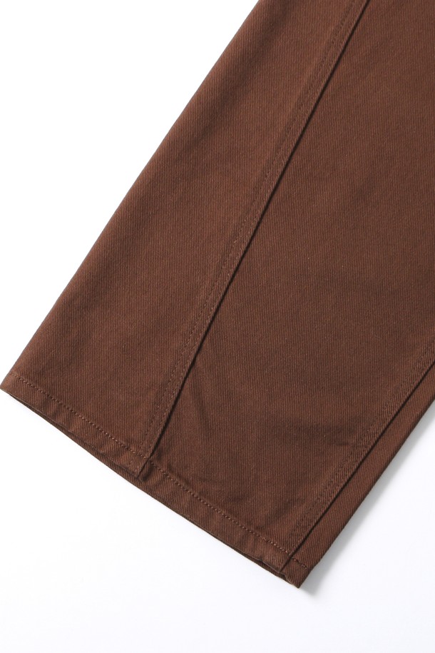 남녀공용 프레피 오버 와이드 칼라 데님 팬츠[BROWN](UB8DP20_55)는 프레피 스타일을 지향하는 분들을 위한 브라운 컬러의 데님 팬츠입니다. 넉넉한 오버핏과 와이드 실루엣으로 편안한 착용감을 선사하며, 봄, 가을 시즌에 활용하기 좋습니다. 데님 소재 특유의 견고함과 무지 패턴으로 다양한 상의와 손쉽게 매치할 수 있습니다. 출근룩과 모임룩 등 TPO에 구애받지 않고 캐주얼, 프레피, 미니멀 스타일을 모두 소화 가능합니다. 칼라 디테일이 돋보이는 디자인으로, 개성 있는 스타일을 연출해보세요.
