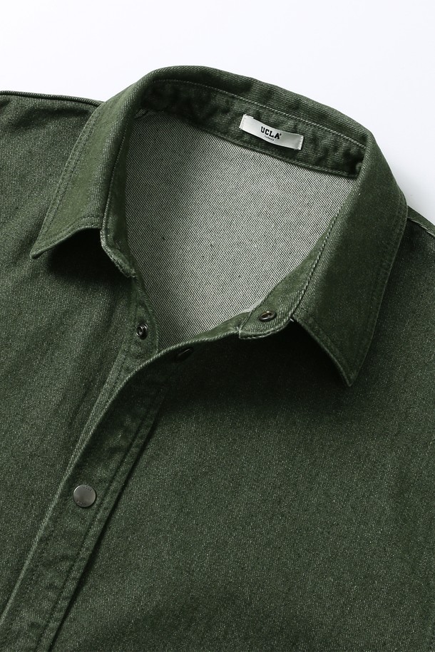 남녀공용 레트로 프레피 데님 셔츠[KHAKI](UB8LS21_65)는 봄, 가을에 어울리는 두꺼운 데님 소재의 카키 컬러 셔츠입니다. 레귤러핏으로 제작되었으며, 셔츠 특유의 뻣뻣한 촉감이 특징입니다. 긴 소매와 카라넥 디자인으로 클래식하면서도 레트로, 캐주얼한 스타일을 연출합니다. 버튼다운 디테일이 돋보이며, 출근룩과 데이트룩에 모두 활용하기 좋습니다. 무지 패턴으로 다양한 하의와 쉽게 매치할 수 있습니다.
