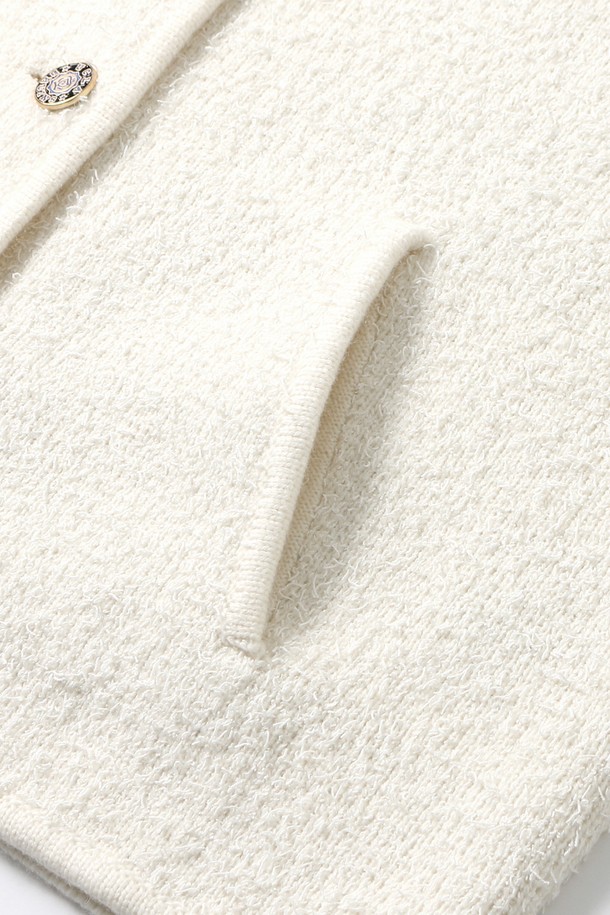 여성 프레피 메달리온 수츠 카디건[CREAM] (UB8GD50_21)은 부드러운 니트 소재로 제작되어 봄, 가을에 착용하기 좋은 얇은 두께의 크롭 기장 카디건입니다. 라운드넥 디자인에 긴 소매, 레귤러핏으로 제작되었으며, 클래식하고 프레피한 무드를 연출합니다. 무지 패턴에 메달리온 디테일이 포인트로 더해져 세련된 느낌을 줍니다. 데이트룩이나 모임룩에 활용하여 미니멀하면서도 스타일리시한 룩을 완성해 보세요. 버튼 여밈 방식으로 간편하게 착용할 수 있습니다.
